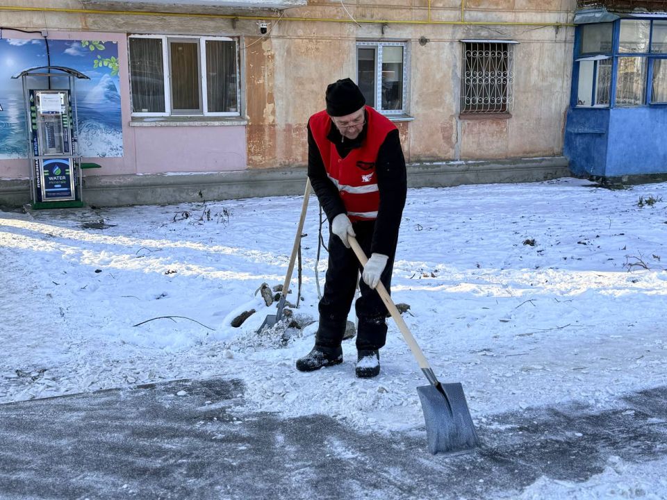 В Керчи постепенно уходит морозная и снежная погода, и коммунальные службы активно занимаются очисткой пешеходных зон от снега В Керчи постепенно уходит морозная и снежная погода, и коммунальные службы активно занимаются очисткой пешеходных зон от снега