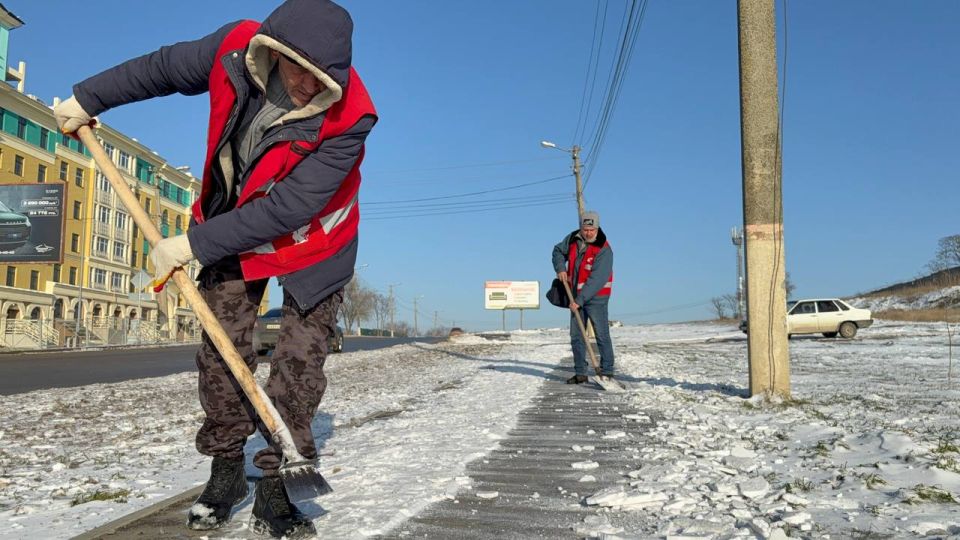 В Керчи постепенно уходит морозная и снежная погода, и коммунальные службы активно занимаются очисткой пешеходных зон от снега В Керчи постепенно уходит морозная и снежная погода, и коммунальные службы активно занимаются очисткой пешеходных зон от снега