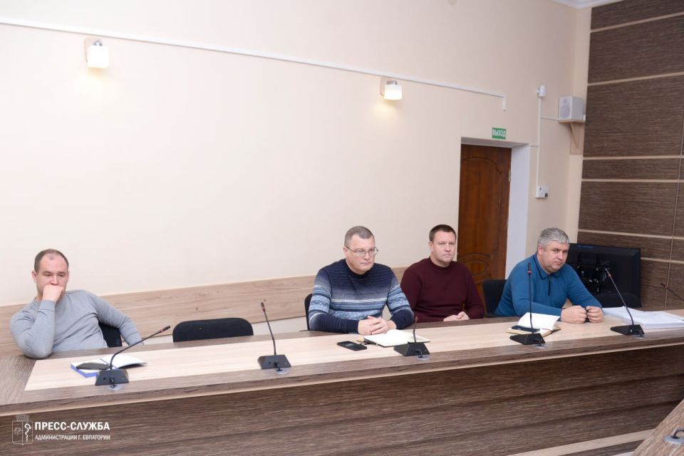 В Евпатории прошло еженедельное совещание с руководителями ресурсоснабжающих и коммунальных предприятий, на котором обсуждались актуальные вопросы жизнедеятельности города В Евпатории прошло еженедельное совещание с руководителями ресурсоснабжающих и коммунальных предприятий, на котором обсуждались актуальные вопросы жизнедеятельности города