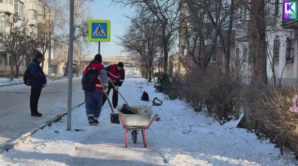 В Керчи постепенно уходит морозная и снежная погода, и коммунальные службы активно занимаются очисткой пешеходных зон от снега