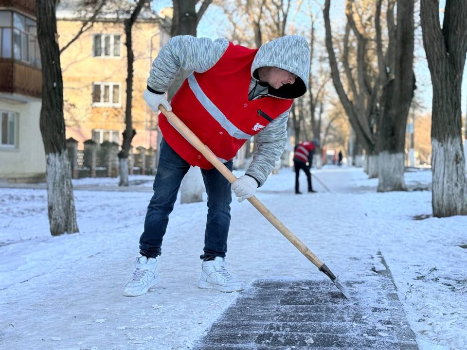 В Керчи постепенно уходит морозная и снежная погода, и коммунальные службы активно занимаются очисткой пешеходных зон от снега В Керчи постепенно уходит морозная и снежная погода, и коммунальные службы активно занимаются очисткой пешеходных зон от снега