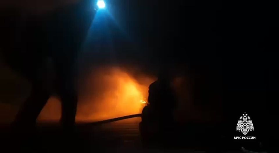 Два дома и две хозпостройки сейчас горят в Алуште