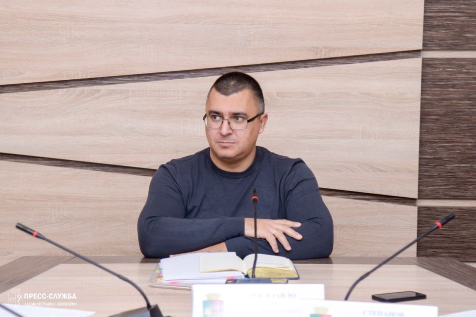 В Евпатории прошло еженедельное совещание с руководителями ресурсоснабжающих и коммунальных предприятий, на котором обсуждались актуальные вопросы жизнедеятельности города