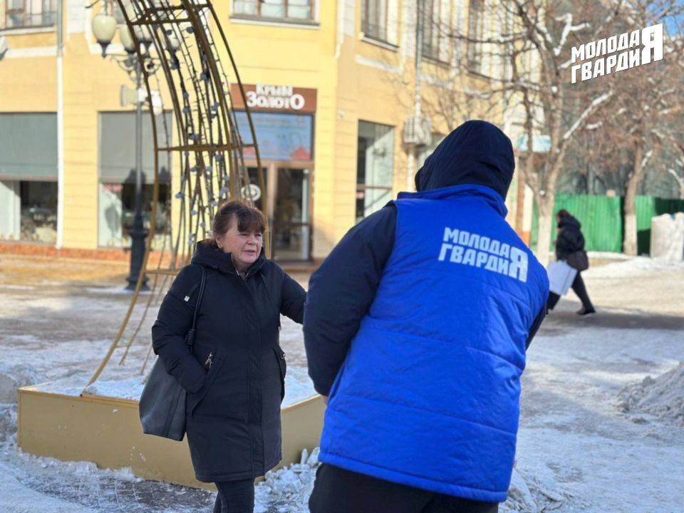 Активисты Симферопольского местного отделения «Молодой Гвардии» провели акцию по раздаче лент и флажков, посвящённую Дню Республики Крым Активисты Симферопольского местного отделения «Молодой Гвардии» провели акцию по раздаче лент и флажков, посвящённую Дню Республики Крым