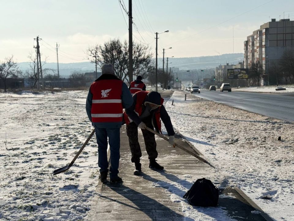 В Керчи постепенно уходит морозная и снежная погода, и коммунальные службы активно занимаются очисткой пешеходных зон от снега В Керчи постепенно уходит морозная и снежная погода, и коммунальные службы активно занимаются очисткой пешеходных зон от снега