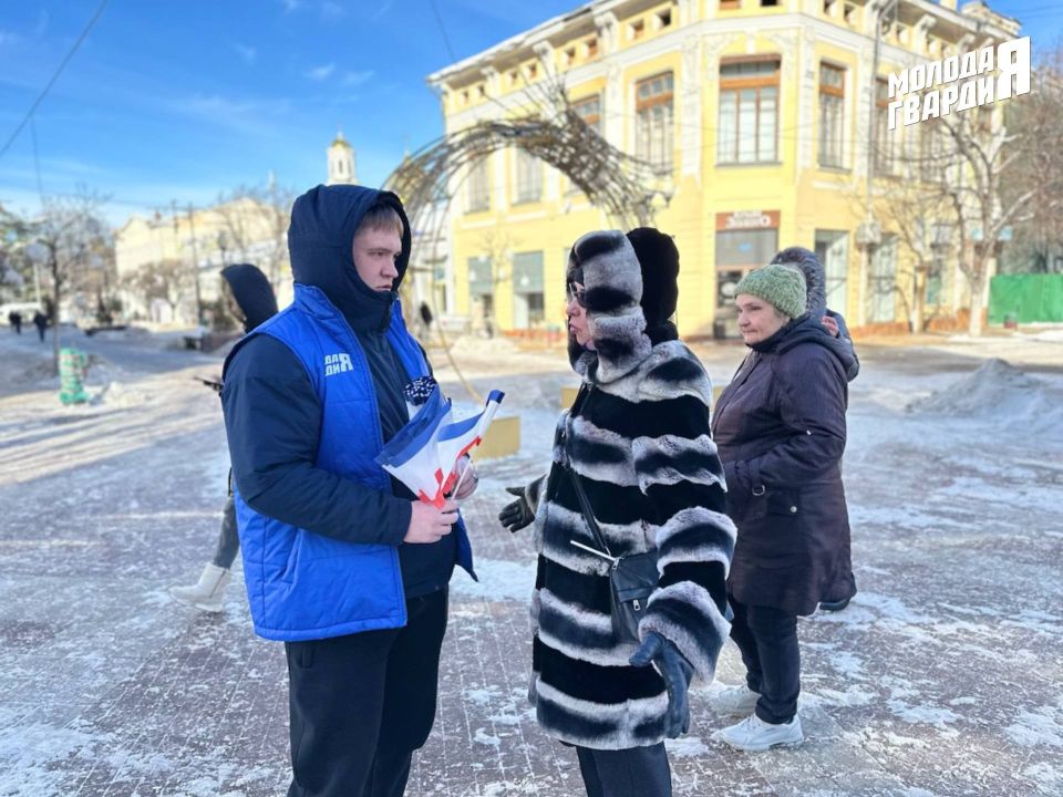 Активисты Симферопольского местного отделения «Молодой Гвардии» провели акцию по раздаче лент и флажков, посвящённую Дню Республики Крым Активисты Симферопольского местного отделения «Молодой Гвардии» провели акцию по раздаче лент и флажков, посвящённую Дню Республики Крым