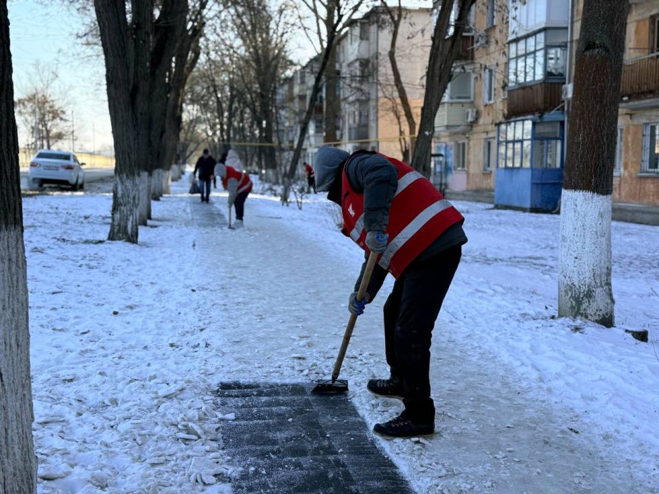 В Керчи постепенно уходит морозная и снежная погода, и коммунальные службы активно занимаются очисткой пешеходных зон от снега В Керчи постепенно уходит морозная и снежная погода, и коммунальные службы активно занимаются очисткой пешеходных зон от снега
