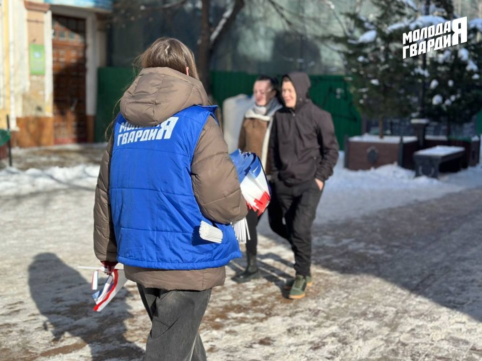 Активисты Симферопольского местного отделения «Молодой Гвардии» провели акцию по раздаче лент и флажков, посвящённую Дню Республики Крым Активисты Симферопольского местного отделения «Молодой Гвардии» провели акцию по раздаче лент и флажков, посвящённую Дню Республики Крым