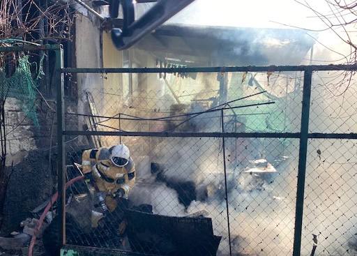 Крымские огнеборцы отбили жилой дом от огня в Бахчисарайском районе Крымские огнеборцы отбили жилой дом от огня в Бахчисарайском районе