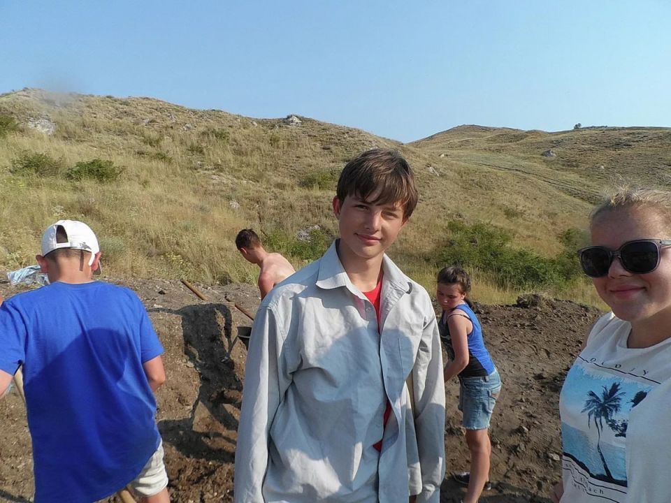 В Крыму школьники изучают археологию на раскопках и осваивают ремесла древности В Крыму школьники изучают археологию на раскопках и осваивают ремесла древности