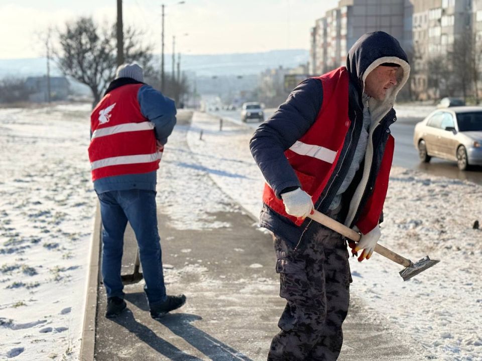 В Керчи постепенно уходит морозная и снежная погода, и коммунальные службы активно занимаются очисткой пешеходных зон от снега В Керчи постепенно уходит морозная и снежная погода, и коммунальные службы активно занимаются очисткой пешеходных зон от снега