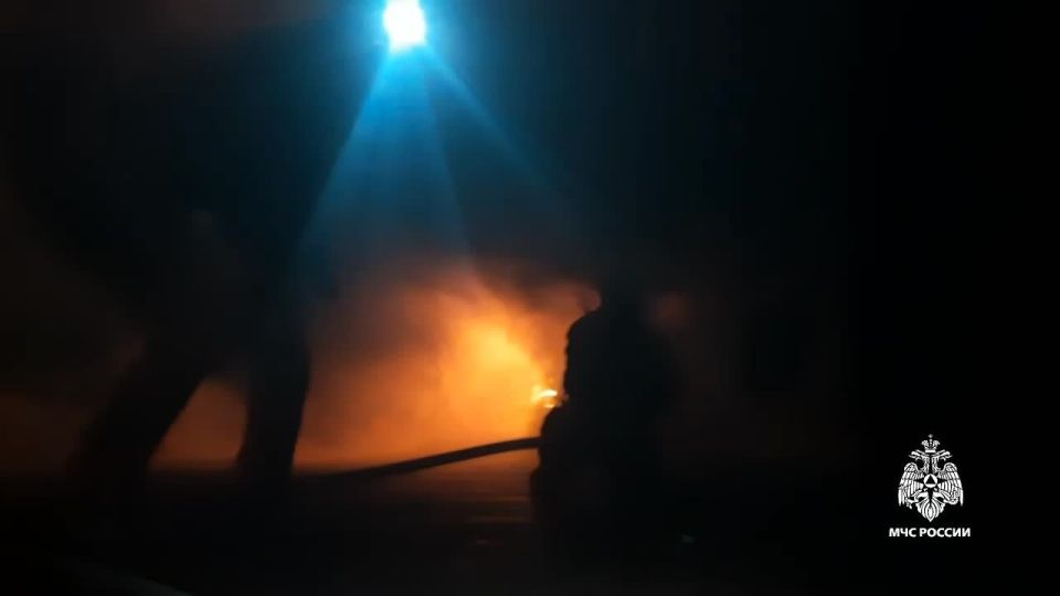 Два жилых деревянных дома горят в Алуште: пожар локализован