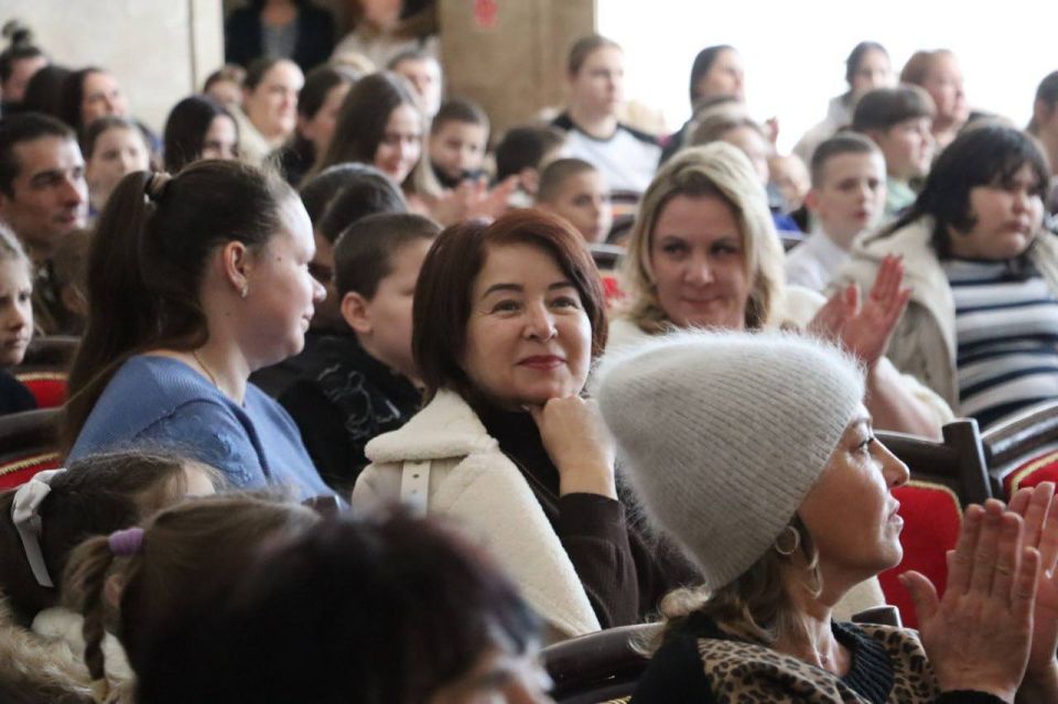 В Керчи состоялось торжественное собрание по случаю первого празднования Дня многодетной семьи Республики Крым, учрежденного парламентом республики в прошлом году В Керчи состоялось торжественное собрание по случаю первого празднования Дня многодетной семьи Республики Крым, учрежденного парламентом республики в прошлом году