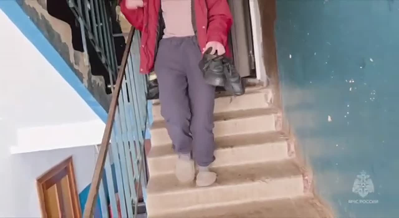 15 человек, в том числе 6 детей, эвакуировали на пожаре в Нижнегорском районе