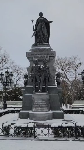 Заснеженная Императрица в центре Симферополя - такое редко увидишь в наши крымские зимы!