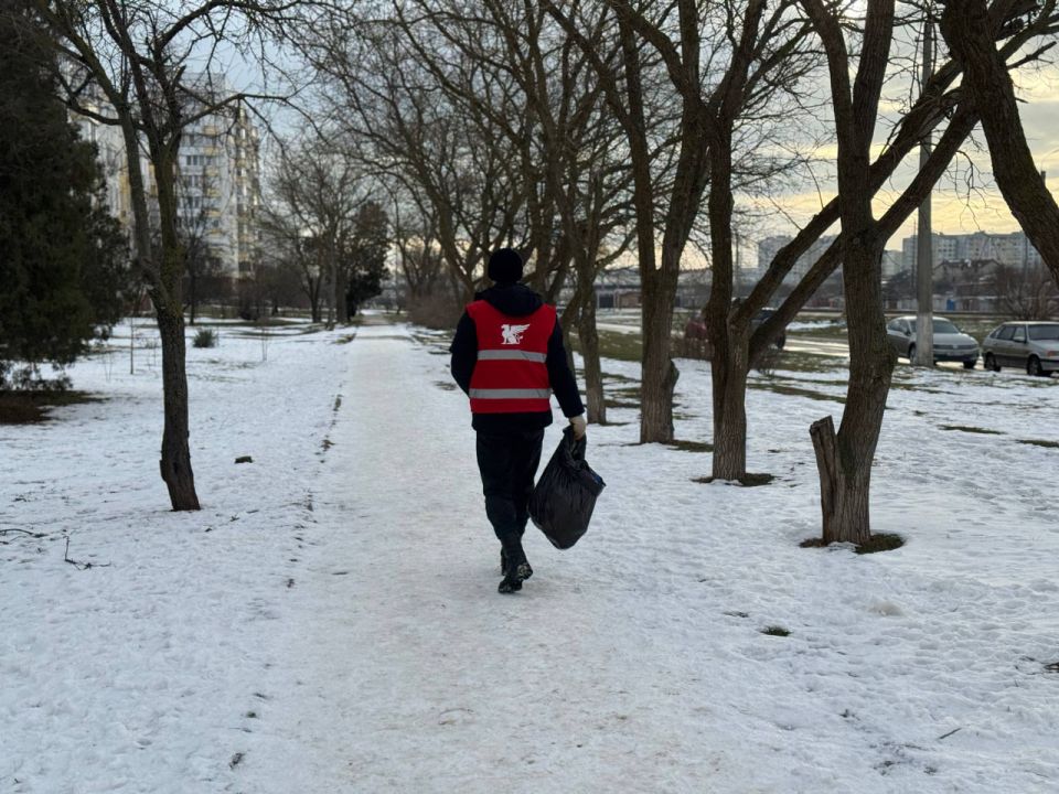 С потеплением в городе возобновились работы по сбору случайного мусора С потеплением в городе возобновились работы по сбору случайного мусора