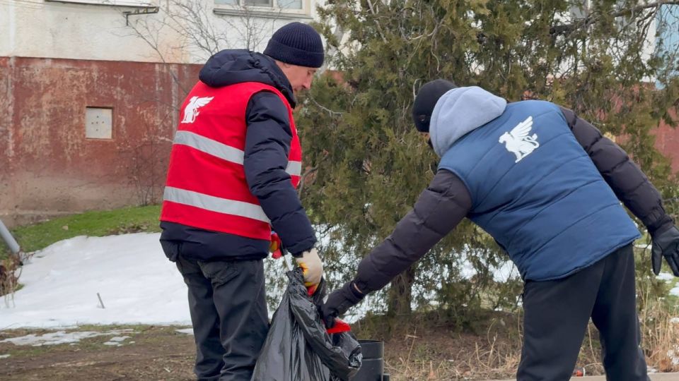 С потеплением в городе возобновились работы по сбору случайного мусора С потеплением в городе возобновились работы по сбору случайного мусора