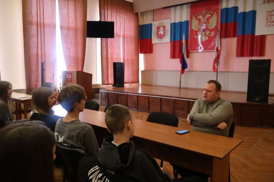 Денис Олейник: В рамках постоянного диалога с молодёжью района провел очередную встречу с лидерами ученического самоуправления Денис Олейник: В рамках постоянного диалога с молодёжью района провел очередную встречу с лидерами ученического самоуправления