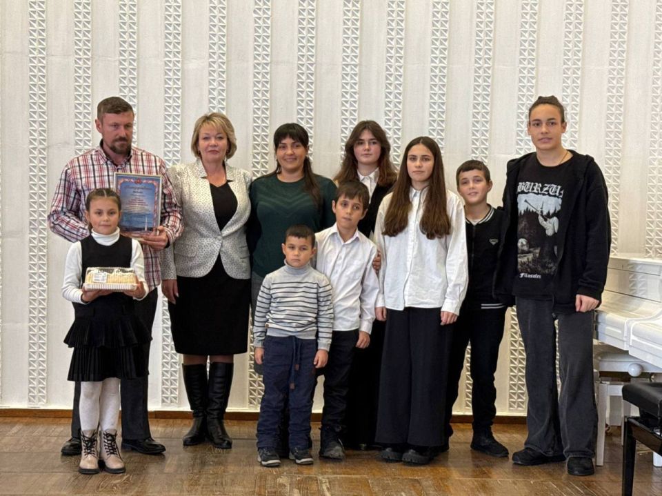 В Керчи состоялось торжественное собрание по случаю первого празднования Дня многодетной семьи Республики Крым, учрежденного парламентом республики в прошлом году В Керчи состоялось торжественное собрание по случаю первого празднования Дня многодетной семьи Республики Крым, учрежденного парламентом республики в прошлом году