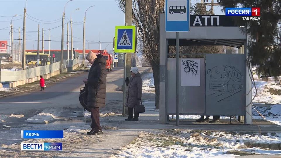 Жители Керчи жалуются на нечистоты, которые затопили тротуар вблизи бывшего автотранспортного предприятия