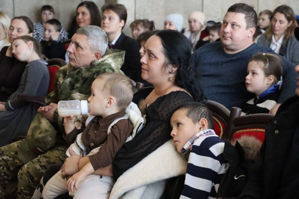 В Керчи состоялось торжественное собрание по случаю первого празднования Дня многодетной семьи Республики Крым, учрежденного парламентом республики в прошлом году В Керчи состоялось торжественное собрание по случаю первого празднования Дня многодетной семьи Республики Крым, учрежденного парламентом республики в прошлом году