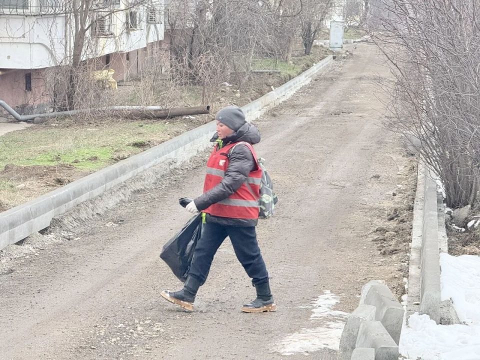 5 бригад рабочих ежедневно заняты очисткой межквартальных муниципальных пространств 5 бригад рабочих ежедневно заняты очисткой межквартальных муниципальных пространств
