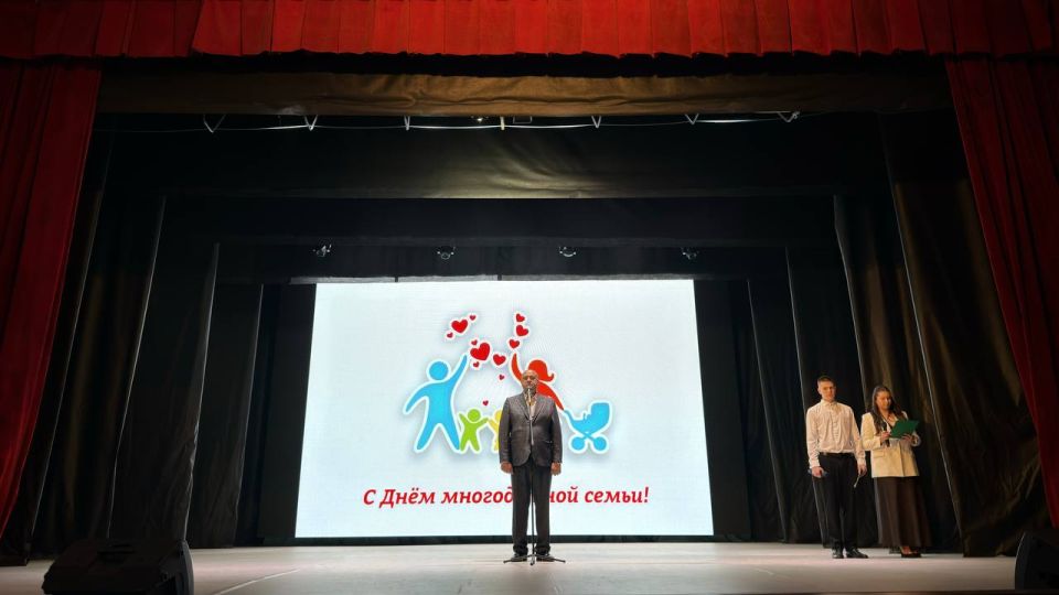 Антон Кравец: Сегодня в районном Доме культуры состоялся праздничный концерт ко дню многодетной семьи Антон Кравец: Сегодня в районном Доме культуры состоялся праздничный концерт ко дню многодетной семьи