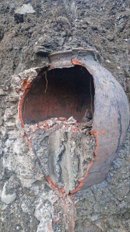 Археологические объекты, похожие на пифосы, нашли во время строительства здания в Алуште