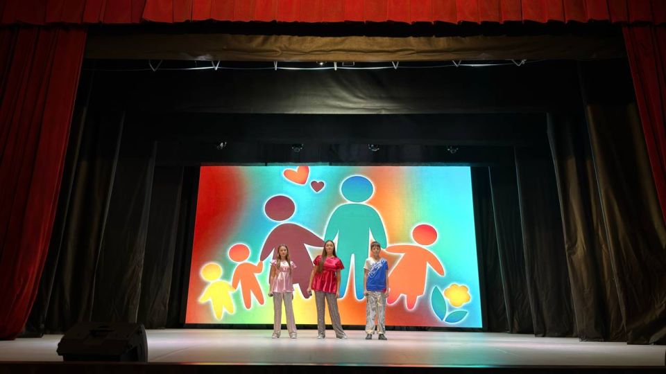 Антон Кравец: Сегодня в районном Доме культуры состоялся праздничный концерт ко дню многодетной семьи Антон Кравец: Сегодня в районном Доме культуры состоялся праздничный концерт ко дню многодетной семьи