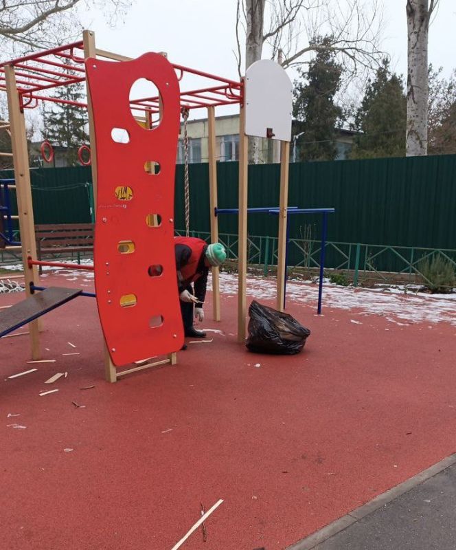 5 бригад рабочих ежедневно заняты очисткой межквартальных муниципальных пространств 5 бригад рабочих ежедневно заняты очисткой межквартальных муниципальных пространств