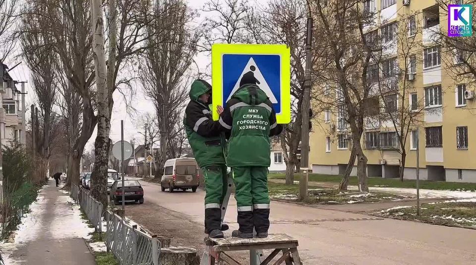 Сотрудники Службы городского хозяйства приступили к ремонту дорожных знаков