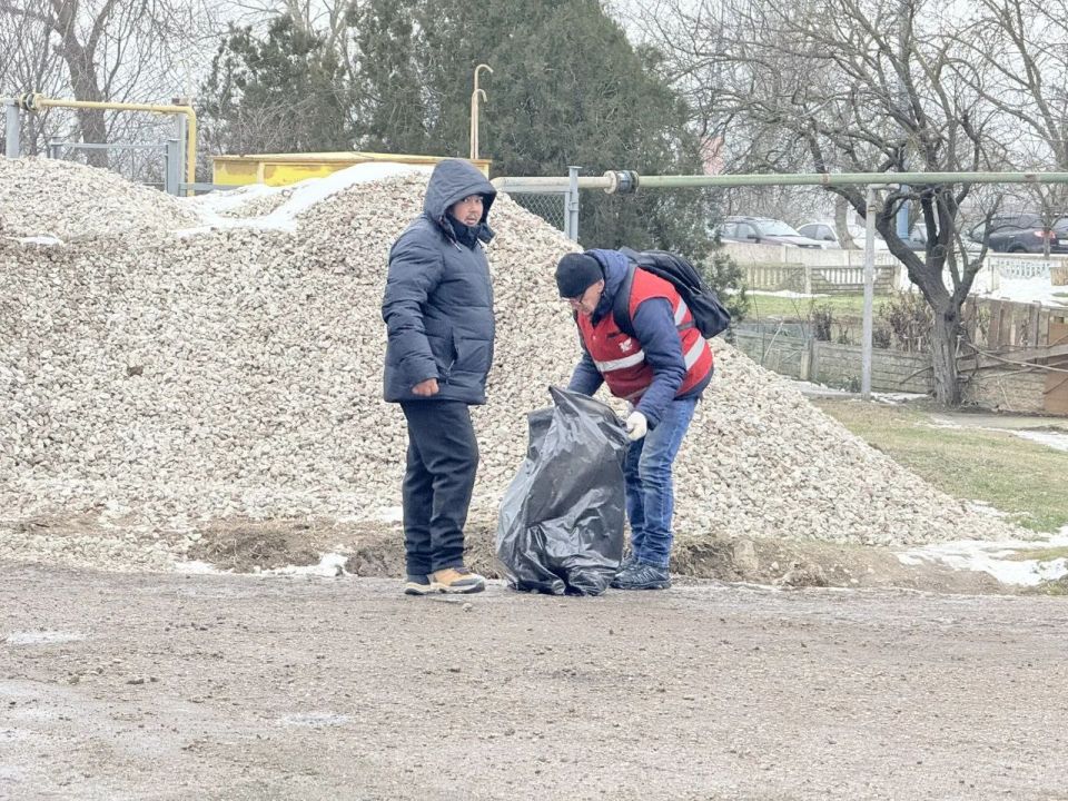 5 бригад рабочих ежедневно заняты очисткой межквартальных муниципальных пространств 5 бригад рабочих ежедневно заняты очисткой межквартальных муниципальных пространств