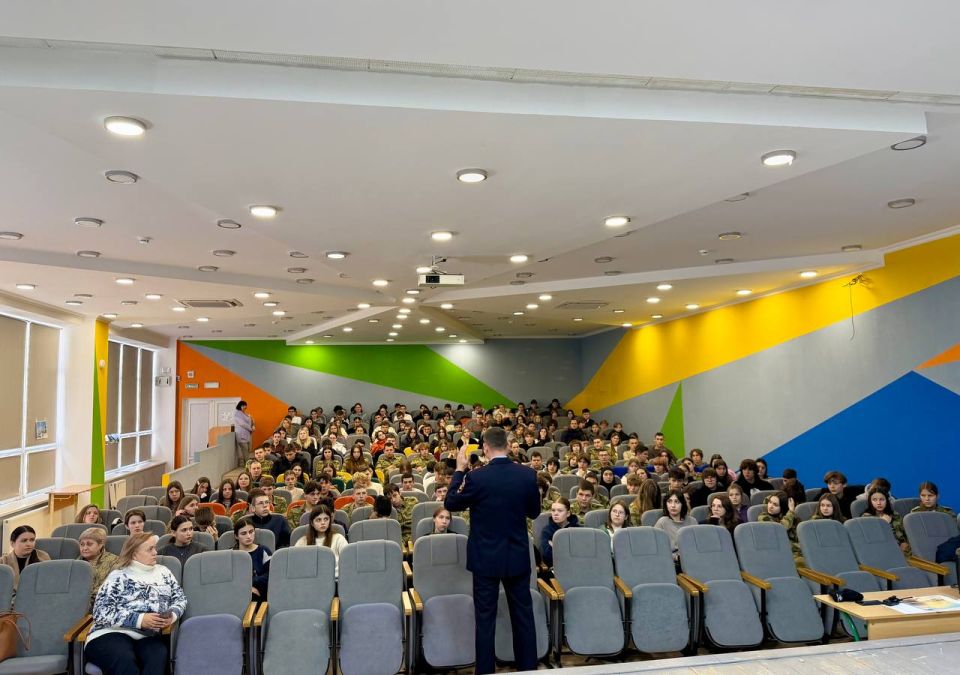 Евпаторийские полицейские провели важную беседу со старшеклассниками о безопасности в сети и реальной жизни