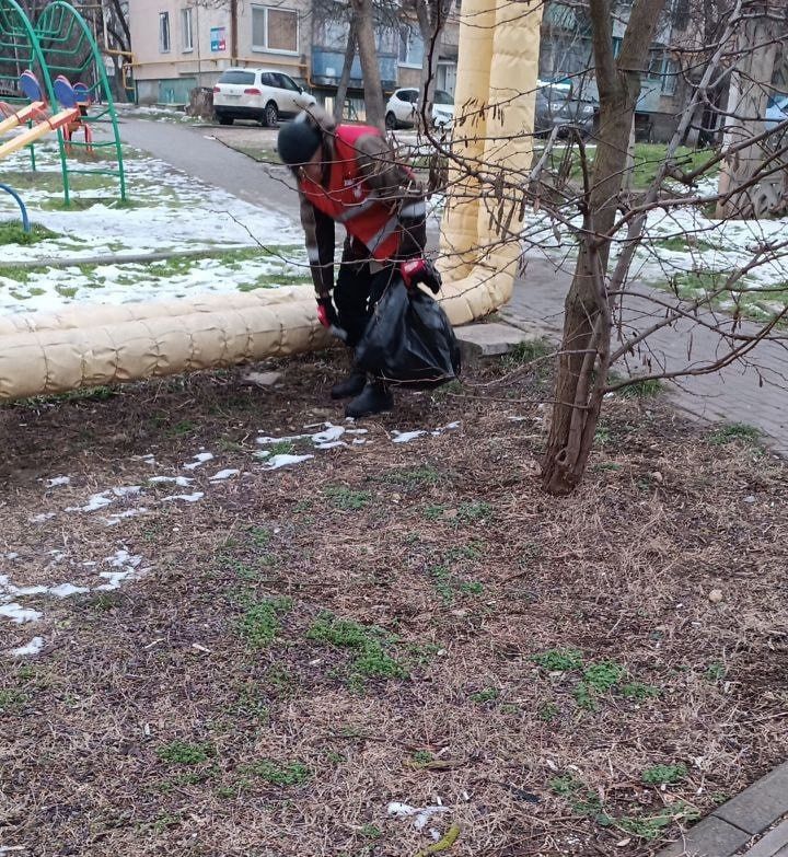 5 бригад рабочих ежедневно заняты очисткой межквартальных муниципальных пространств 5 бригад рабочих ежедневно заняты очисткой межквартальных муниципальных пространств