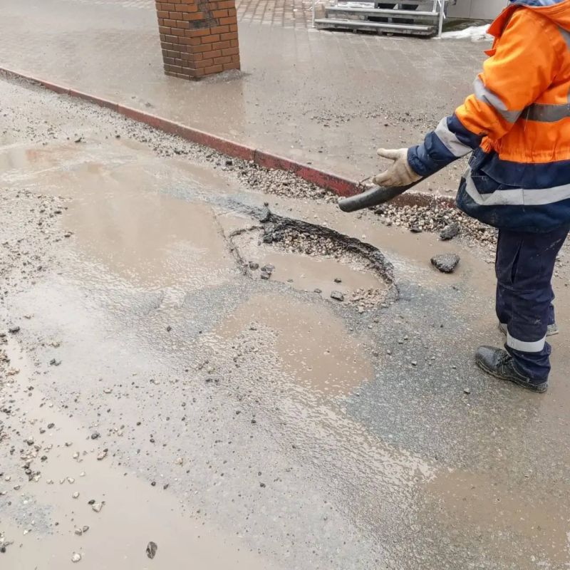 Олег Каторгин: Сошел снег. Мониторим ситуацию на городских дорогах на предмет образования выбоин и ям. Стараемся обеспечить комфортное передвижение водителей и пешеходов Олег Каторгин: Сошел снег. Мониторим ситуацию на городских дорогах на предмет образования выбоин и ям. Стараемся обеспечить комфортное передвижение водителей и пешеходов