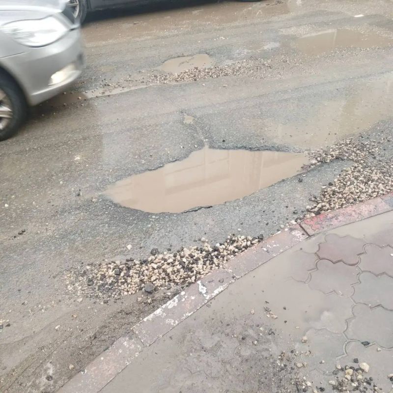 Олег Каторгин: Сошел снег. Мониторим ситуацию на городских дорогах на предмет образования выбоин и ям. Стараемся обеспечить комфортное передвижение водителей и пешеходов