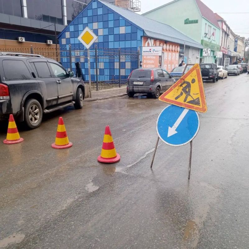 Дорожники проводят аварийные ямочные работы в Керчи Дорожники проводят аварийные ямочные работы в Керчи