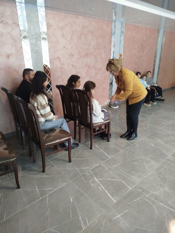 Мы продолжаем рассказывать о замечательных торжествах, которые наши отделы ЗАГС проводили для многодетных семей вчера, в праздничный день, ведь День многодетной семьи в Республике Крым является важным общественным событием... Мы продолжаем рассказывать о замечательных торжествах, которые наши отделы ЗАГС проводили для многодетных семей вчера, в праздничный день, ведь День многодетной семьи в Республике Крым является важным общественным событием...