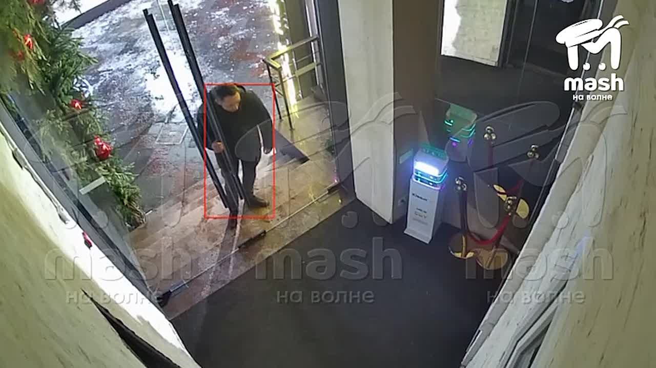 "Чё, о***ла? Открывай. Е***ть буду, н***й"