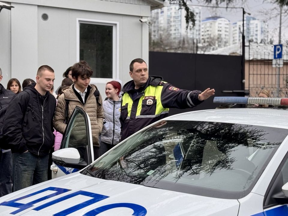 Алуштинские полицейские провели профориентацию для школьников в рамках акции «Студенческий десант» Алуштинские полицейские провели профориентацию для школьников в рамках акции «Студенческий десант»