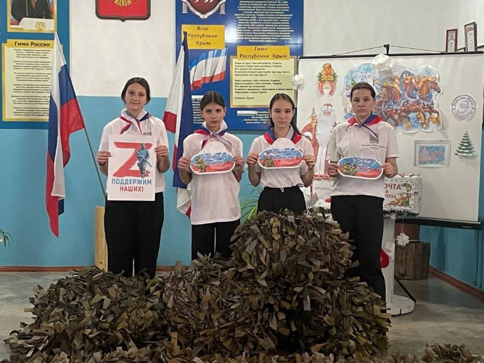 Антон Кравец: Школьники Дрофинской средней общеобразовательной школы и волонтеры плетут маскировочные сети для участников СВО Антон Кравец: Школьники Дрофинской средней общеобразовательной школы и волонтеры плетут маскировочные сети для участников СВО