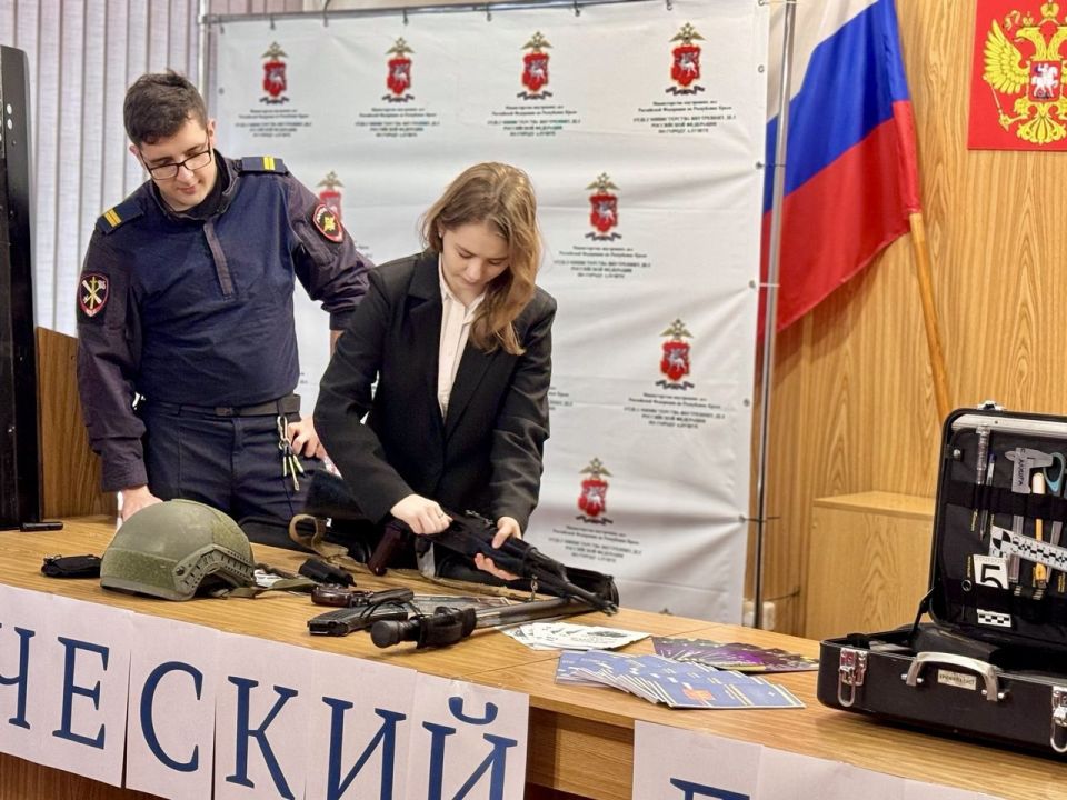 Алуштинские полицейские провели профориентацию для школьников в рамках акции «Студенческий десант»