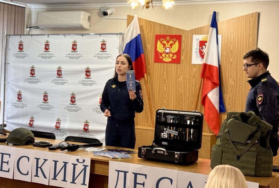Алуштинские полицейские провели профориентацию для школьников в рамках акции «Студенческий десант» Алуштинские полицейские провели профориентацию для школьников в рамках акции «Студенческий десант»