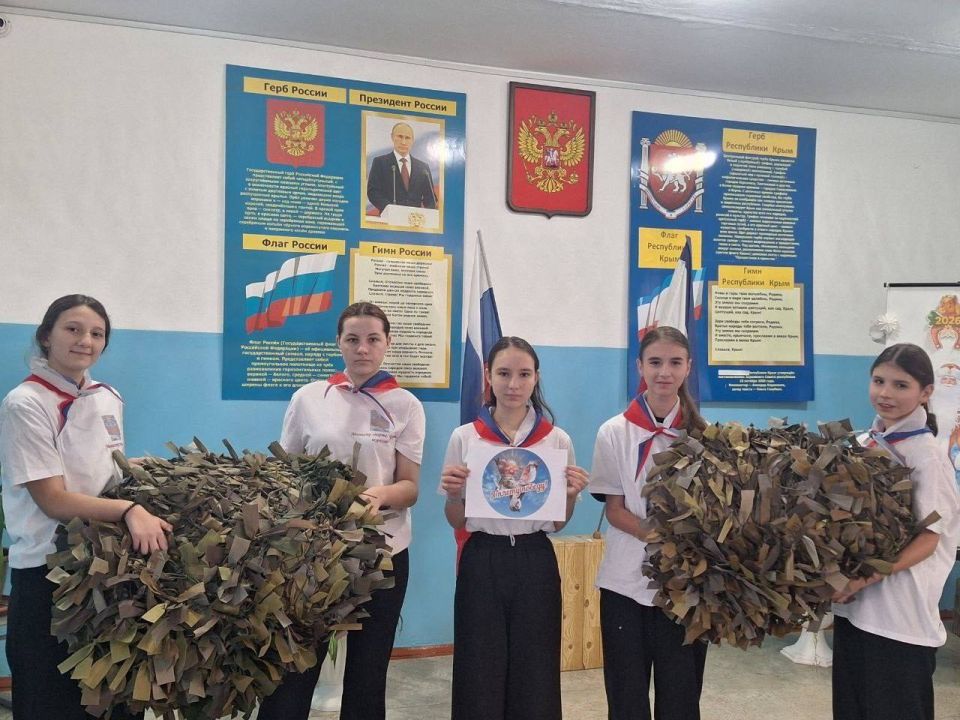 Антон Кравец: Школьники Дрофинской средней общеобразовательной школы и волонтеры плетут маскировочные сети для участников СВО Антон Кравец: Школьники Дрофинской средней общеобразовательной школы и волонтеры плетут маскировочные сети для участников СВО