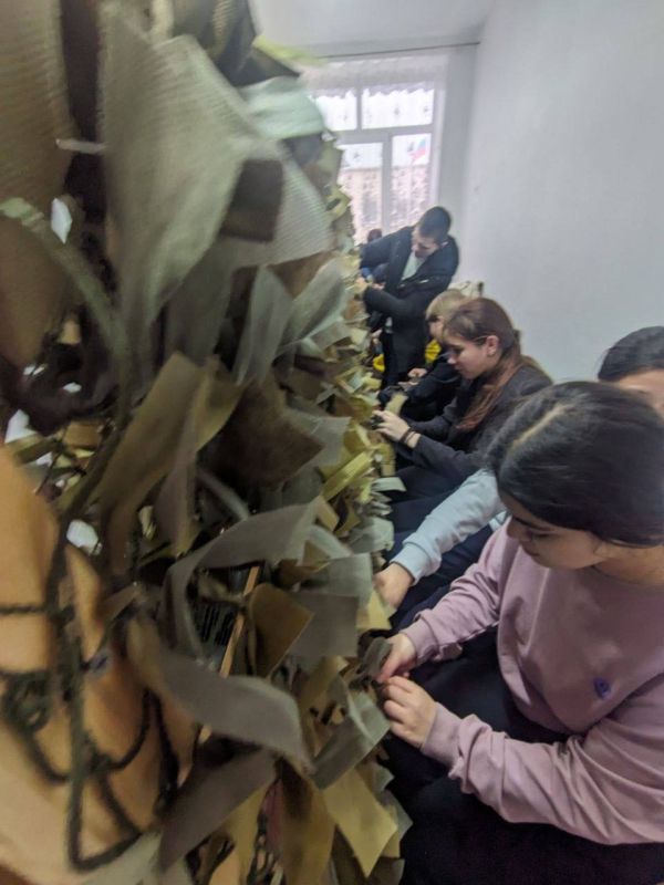 Антон Кравец: Школьники Дрофинской средней общеобразовательной школы и волонтеры плетут маскировочные сети для участников СВО Антон Кравец: Школьники Дрофинской средней общеобразовательной школы и волонтеры плетут маскировочные сети для участников СВО