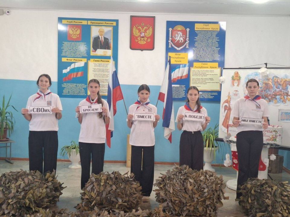 Антон Кравец: Школьники Дрофинской средней общеобразовательной школы и волонтеры плетут маскировочные сети для участников СВО Антон Кравец: Школьники Дрофинской средней общеобразовательной школы и волонтеры плетут маскировочные сети для участников СВО