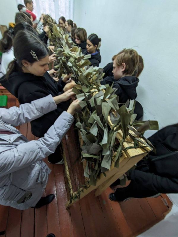 Антон Кравец: Школьники Дрофинской средней общеобразовательной школы и волонтеры плетут маскировочные сети для участников СВО Антон Кравец: Школьники Дрофинской средней общеобразовательной школы и волонтеры плетут маскировочные сети для участников СВО