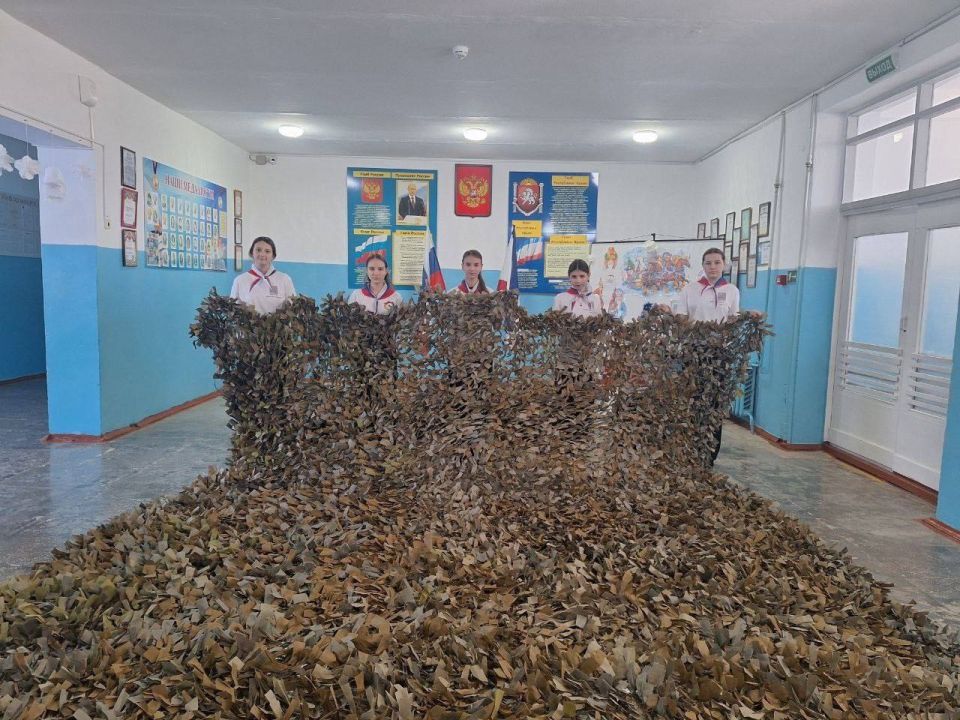 Антон Кравец: Школьники Дрофинской средней общеобразовательной школы и волонтеры плетут маскировочные сети для участников СВО