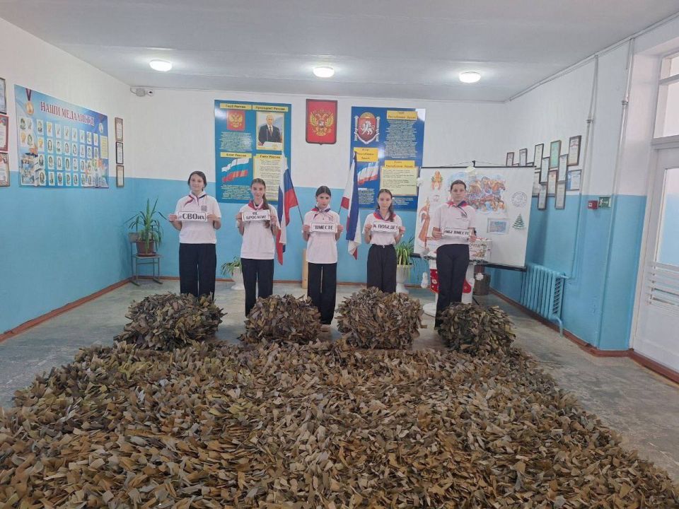 Антон Кравец: Школьники Дрофинской средней общеобразовательной школы и волонтеры плетут маскировочные сети для участников СВО Антон Кравец: Школьники Дрофинской средней общеобразовательной школы и волонтеры плетут маскировочные сети для участников СВО
