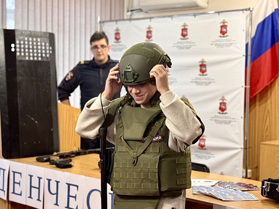 Алуштинские полицейские провели профориентацию для школьников в рамках акции «Студенческий десант» Алуштинские полицейские провели профориентацию для школьников в рамках акции «Студенческий десант»